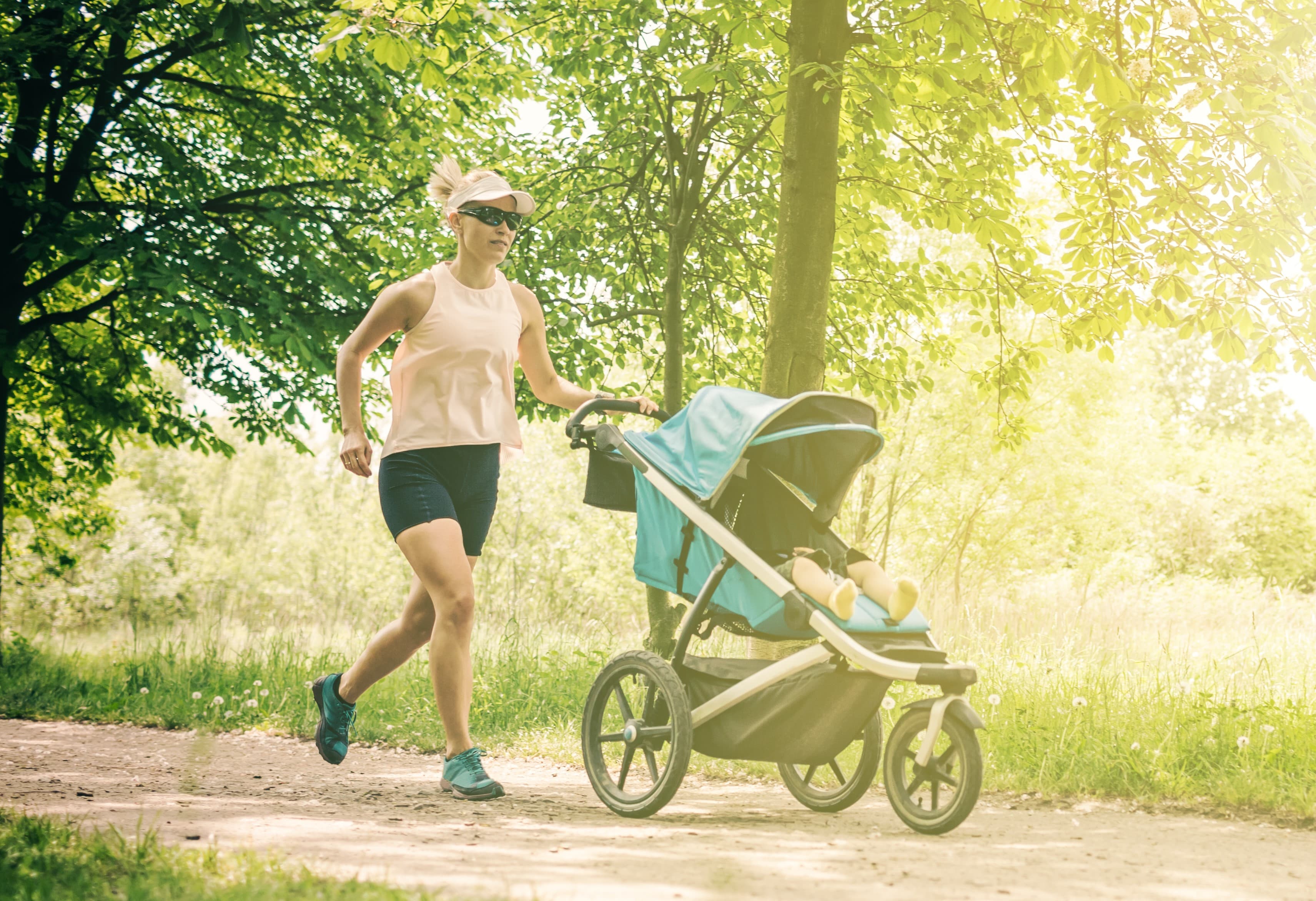 Pós-maternidade e corrida: quando é seguro voltar a correr após o nascimento do bebê?